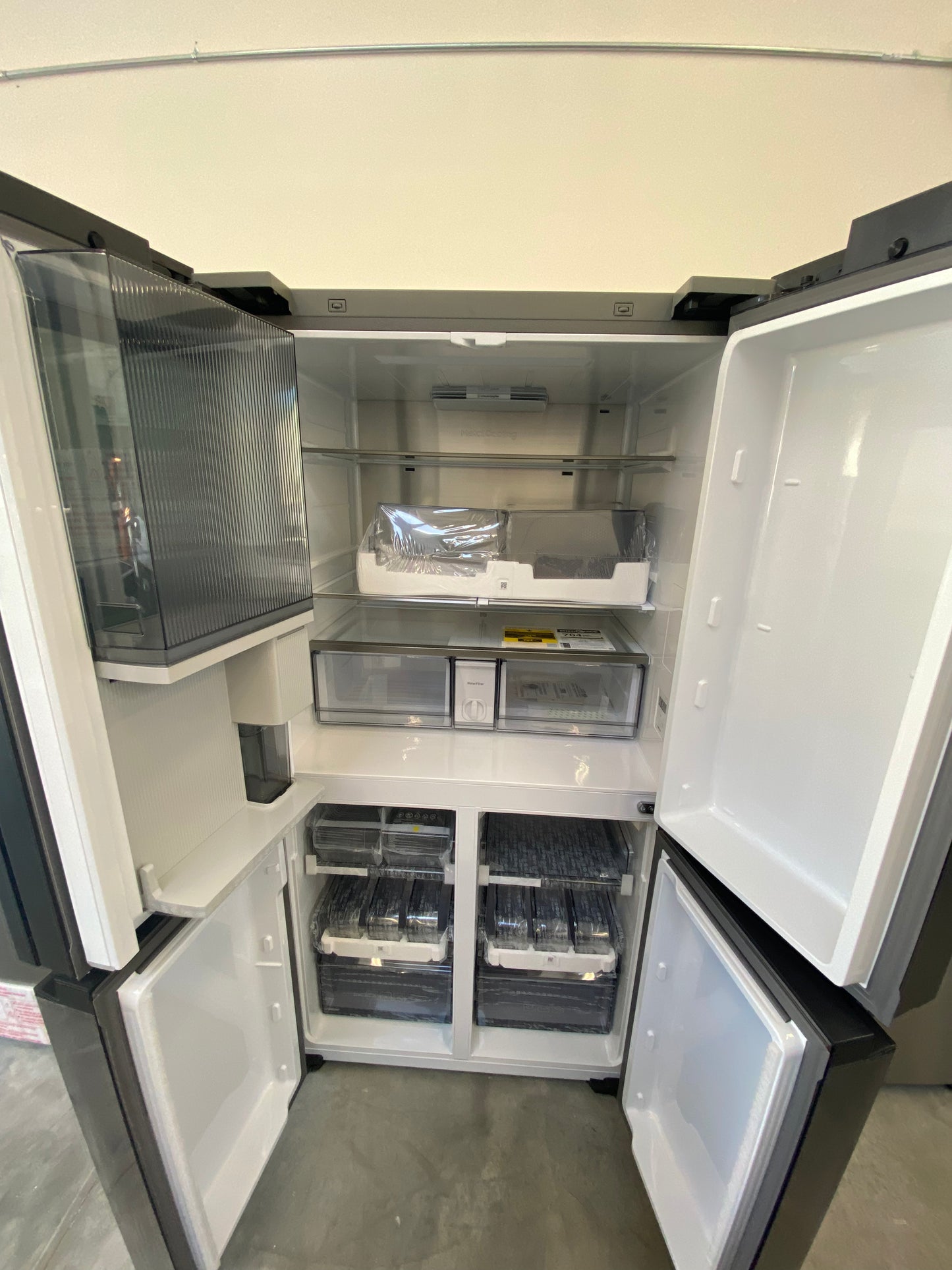 Samsung - RF29DB970012AA - 29 Cu. Ft. Bespoke 4‑Door Flex™ Refrigerator with Family Hub