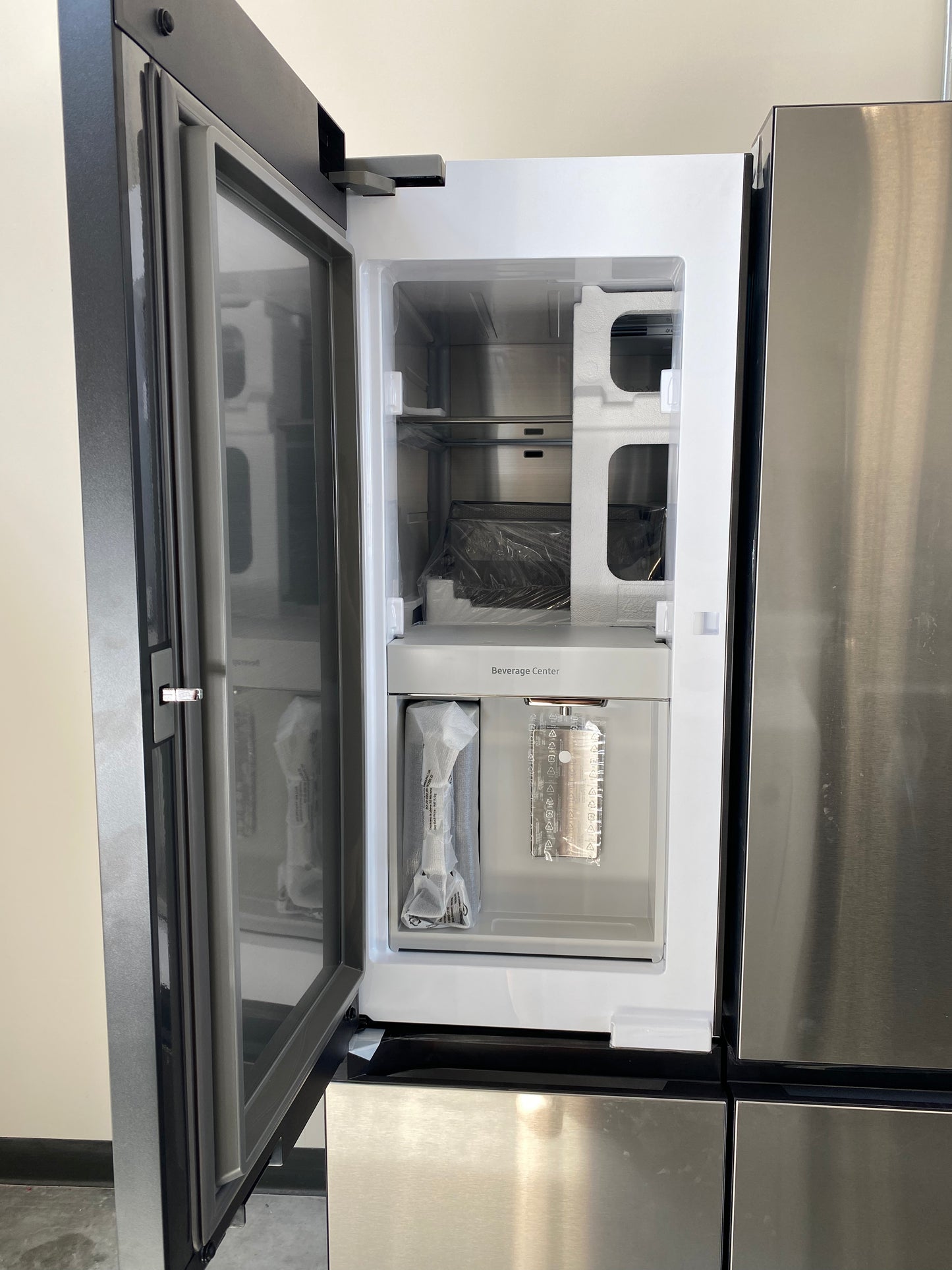 Samsung - RF29DB9600QLAA - 29 Cu Ft Bespoke 4‑Door Flex™ French‑Door Refrigerator with Beverage Center